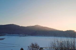 Na rzekach pojawił się lód brzegowy i śryż. Służby ostrzegają