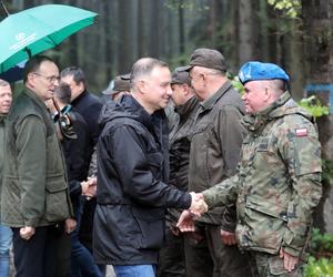 Andrzej Duda w deszczu sadził drzewa