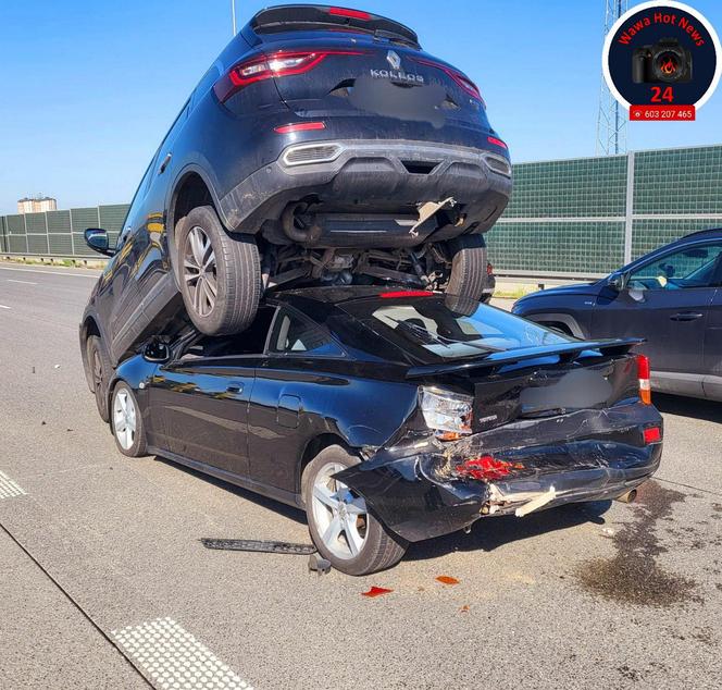  Gigantyczna kraksa pięciu samochodów na moście Południowym. Auto wjechało na dach drugiego!