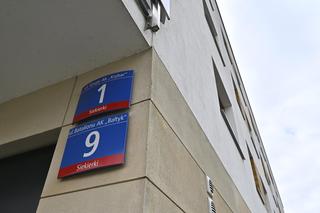 Kuriozum na Mokotowie. Dwie różne tabliczki jedna pod drugą. Jaki to adres?