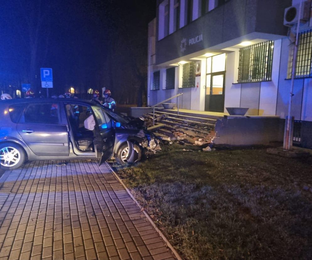 Tarnów. 75-latek wjechał samochodem w komisariat policji. Dwie osoby w szpitalu