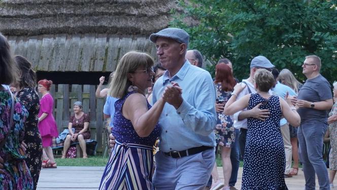 Sielanka na parkiecie w Muzeum Wsi Lubelskiej pod gołym niebem! Za nami kolejna potańcówka w rytmie miejskiego folkloru z Warszawy i Lwowa