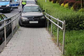 Oświęcim. Kierowca wjechał na podjazd dla niepełnosprawnych. Kuriozalne zachowanie 32-latka