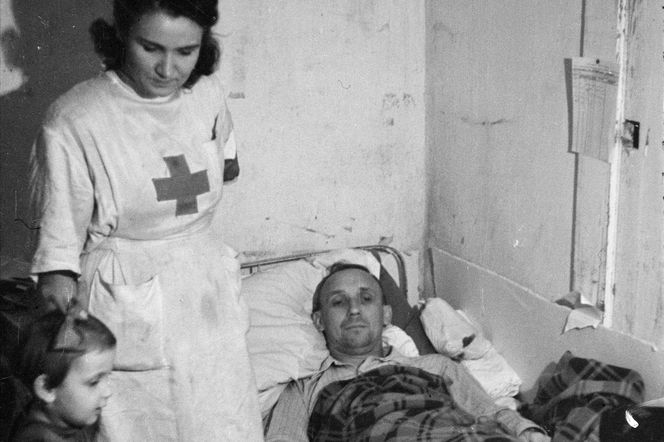 “Zbierałyśmy  pościel, żeby drzeć na bandaże”. Jak leczono rannych w Powstaniu Warszawskim?