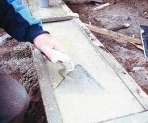 KROK III - Deskowanie cokołu i wylewanie betonu