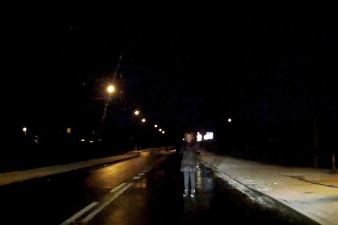 pieszy na drodze w nocy, nocna jazda