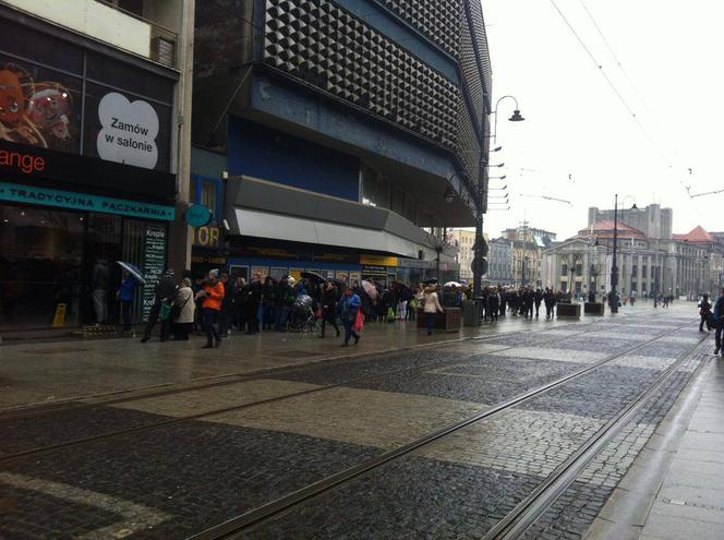 Ogromne kolejki po pączki! Rekordziści stoją po nie godzinami