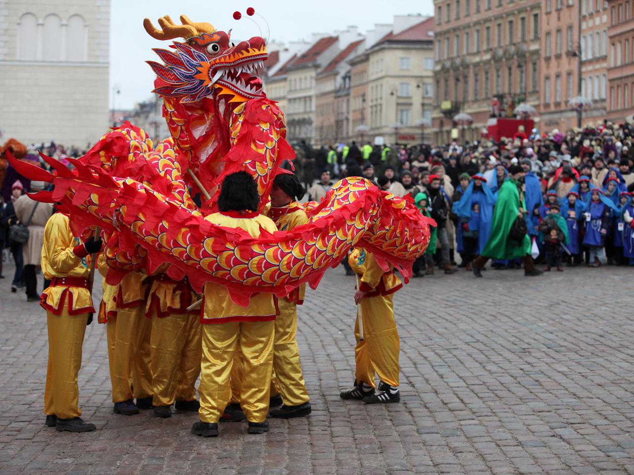 Chiński smok i wielbłądy przejdą przez miasto 