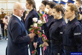 Nowi policjanci z Warmii i Mazur złożyli ślubowanie. Wśród nich sześć kobiet [ZDJĘCIA]