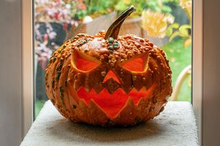 Wycinanie dyni na Halloween – krok po kroku. Łatwe i zabawne wzory, które zrobisz sama