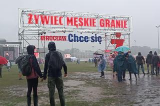 Męskie Granie 2024 we Wrocławiu trwa. Ulewny deszcz i błoto nie przeszkadzały w dobrej zabawie. Wszyscy tańczyli w błocie! [RELACJA, ZDJĘCIA]