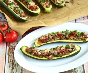 Wegetariańska cukinia nadziewana warzywami. Zachwycająco lekkie danie obiadowe