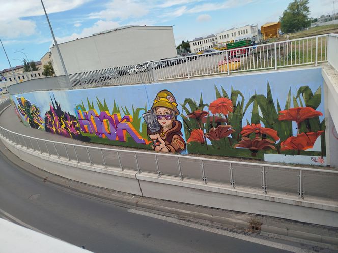 Kolorowe grafiki w siedleckim tunelu pod torami
