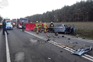 Tragedia w Wielki Czwartek. Szczątki auta przykryły jezdnię. Osobówka wjechała pod tira [ZDJĘCIA]