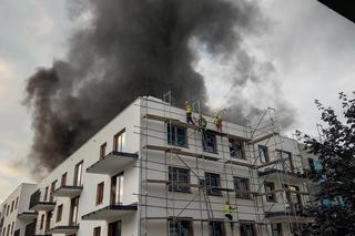 Warszawa: Pożar na budowie na Targówku. Kłęby dymu nad miastem