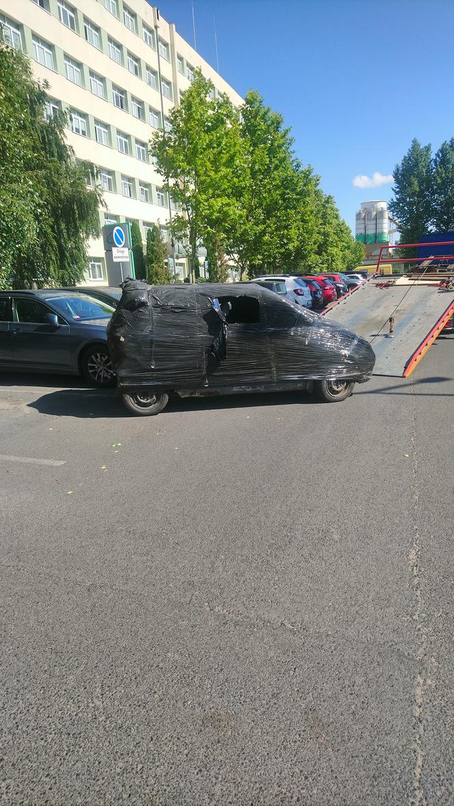 Poznań: Ktoś "spakował" auto do drogi. Nietypowy widok!