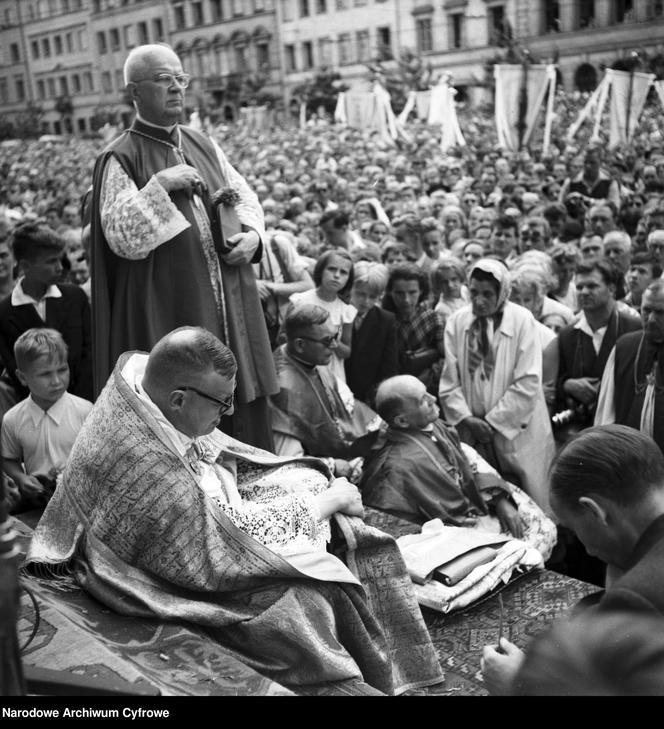 Uroczystość Bożego Ciała w Warszawie celebrowana przez Prymasa Polski kardynała Stefana Wyszyńskiego - 1957 rok