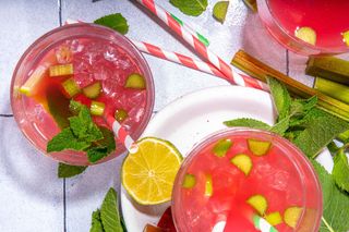 Domowa lemoniada z rabarbarem – kwaśno-słodki hit na upały!