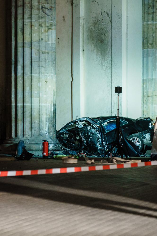 Mercedes z polskimi rejestracjami wjechał w Bramę Brandenburską! Nie żyje mężczyzna 