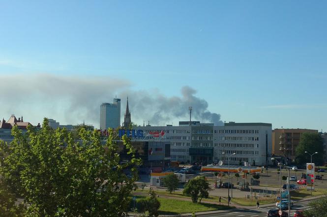 Mieszkańcy Śląska po raz drugi zobaczyli dzisiaj kłęby ciemnego dymu! Tym razem pali się składowisko makulatury
