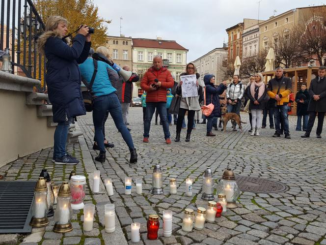 Znicze, minuta ciszy. #AniJednejWięcej w Lesznie
