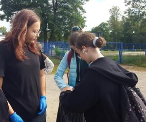 Uczniowie Siódemki w Lesznie sprzątali świat. Worki szybko zapełniały się śmieciami