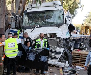 Ciężarówka wjechała w autobus i przystanek. Traktujemy to jako atak terrorystyczny