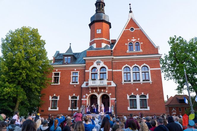 Koncert Dawida Kwiatkowskiego przed ratuszem miejskim w Kętrzynie