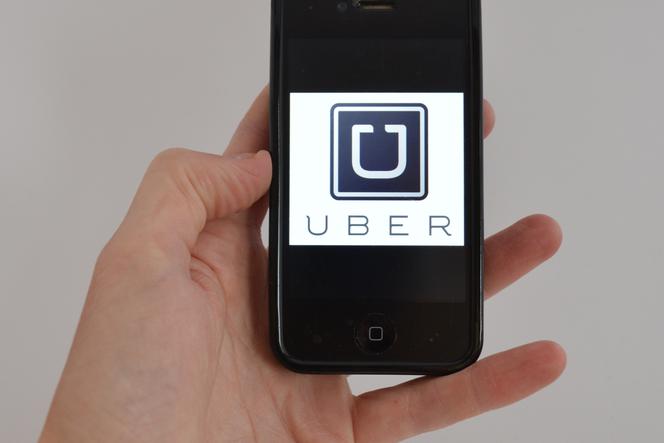 Uber, telefon z aplikacją Ubera, taksówki na telefon