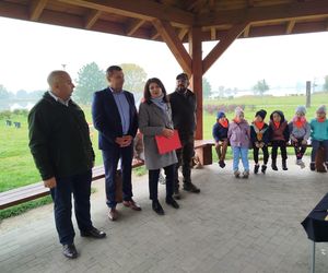 Dębowy Elektryczny Las został zasadzony nad Siedleckim zalewem w ramach programu Polska Stolica Recyklingu