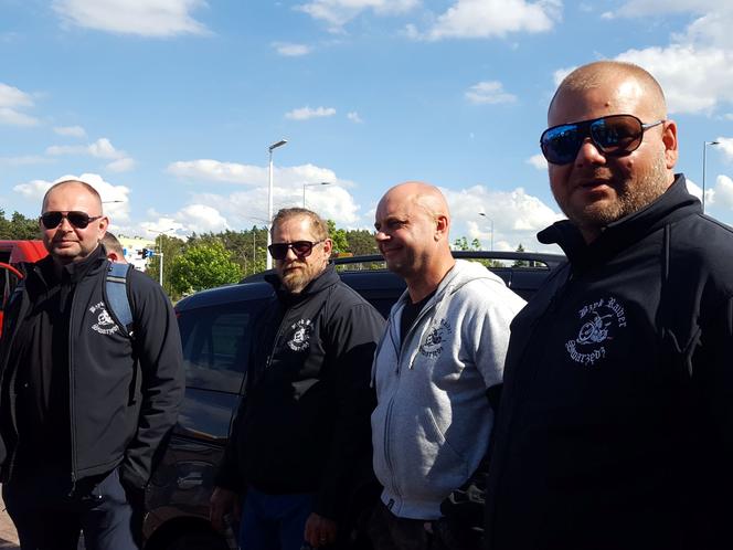 Fani starych polskich motorowerów z Bzyk Raider ze Swarzędza zrobili sobie postój w Lesznie