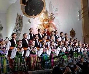 Występ zespołu Mazowsze w Starachowicach