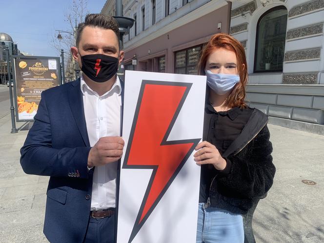 Dyrektor łódzkiego ogólniaka, który karał za awatary z błyskawicą strajku kobiet został zawieszony!