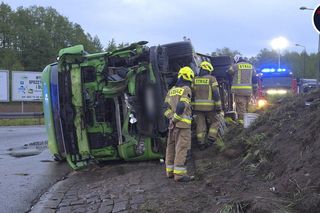 Ciężarówka przewróciła się na rondzie pod Otwockiem. Kierowca wjechał prosto w kopiec! 