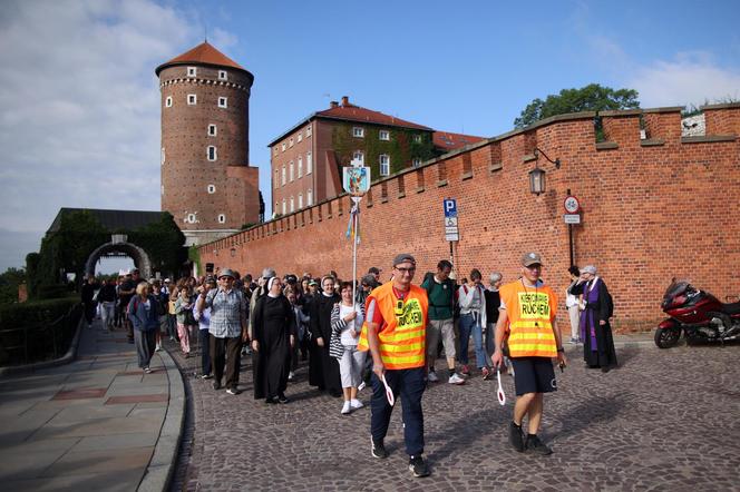 Pielgrzyma na Jasną Górę ruszyła z Krakowa. Tłumy uczestników zmierzają do Częstochowy