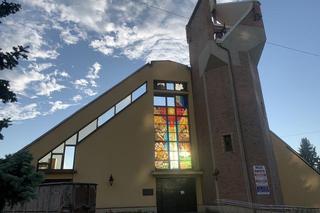 Tęcza nad spalonym kościołem. W oknach zachowały się witraże z Jezusem