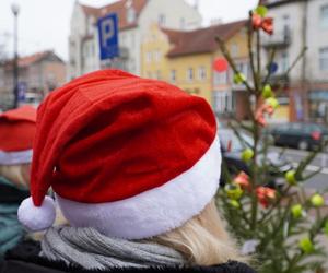 Pod Komendą Miejską Policji w Olsztynie stanęła oryginalna choinka. Każdy może ją rozebrać [ZDJĘCIA]