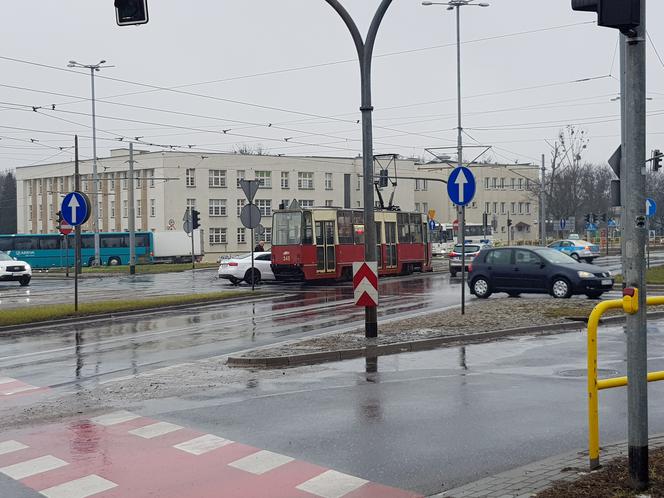 Kolizja samochodu osobowego z tramwajem na ul. Uniwersyteckiej w Toruniu