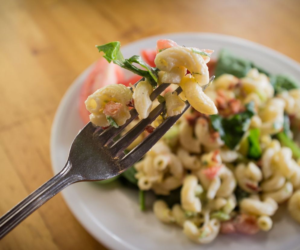 sałatka na grilla z makaronem