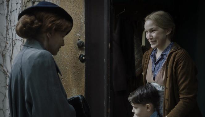 Dom pod Dwoma Orłami odc. 10. Zofia Szablewska (Karolina Gruszka), Rysia (Klara Williams), Stefanek