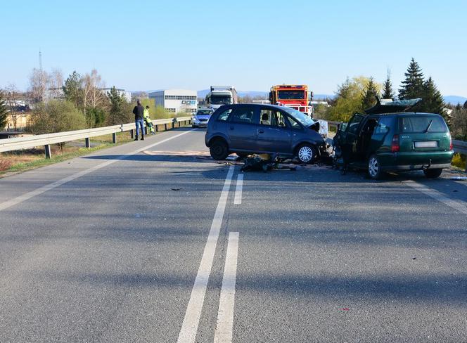 Kierowcy zginęli po zderzeniu czołowym. Tragiczny wypadek w Krośnie