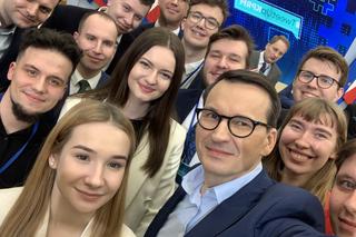 Morawiecki z narybkiem PiS! Piękna dziewczyna zadała mu ciekawe pytanie