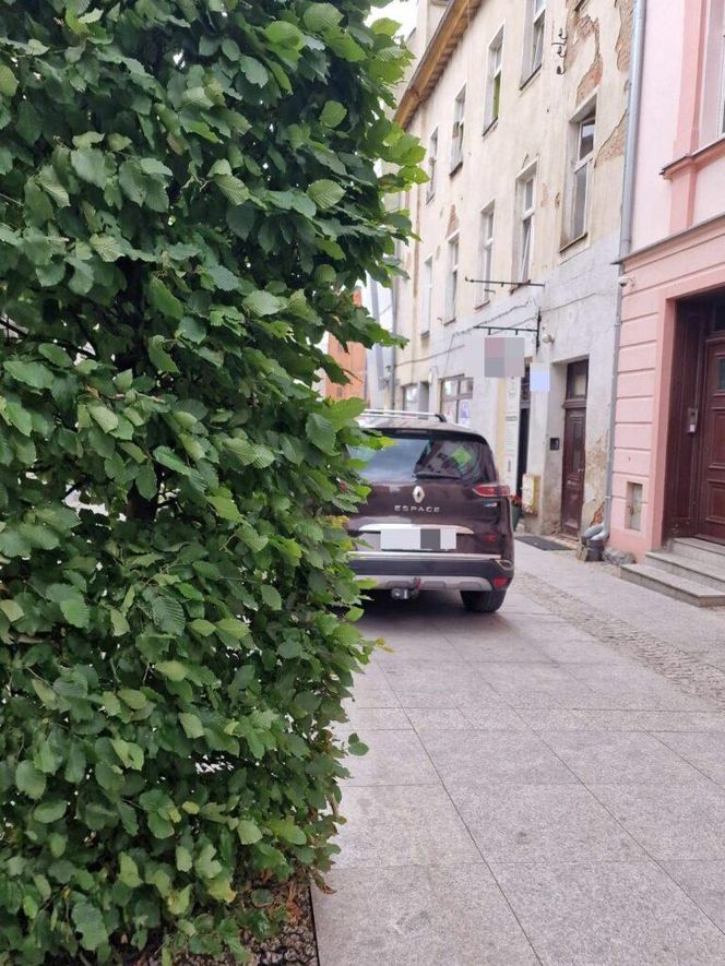 „Mistrzowie parkowania” rozjeżdżają historyczną część Olsztyna. Posypały się mandaty