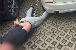 Uciekał kradzionym BMW, radiowóz wylądował na dachu. Pirat drogowy w rękach policji
