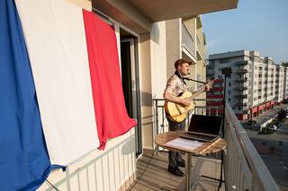 Niezwykłe balkonowe koncerty w Krakowie. Francuz z Mam Talent umila kwarantannę [ZDJĘCIA]