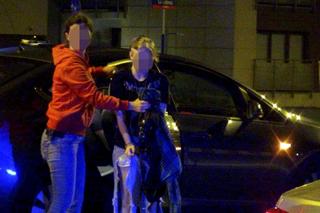 Pościg policyjny w Warszawie. Rozbity radiowóz i skoszone barierki