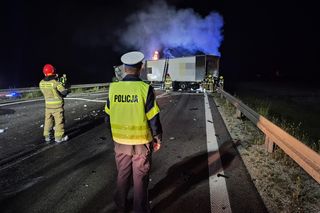 Śmiertelny wypadek na DK 74 pod Wieluniem. Kierowca mazdy zderzył się z tirem i spłonął [ZDJĘCIA].