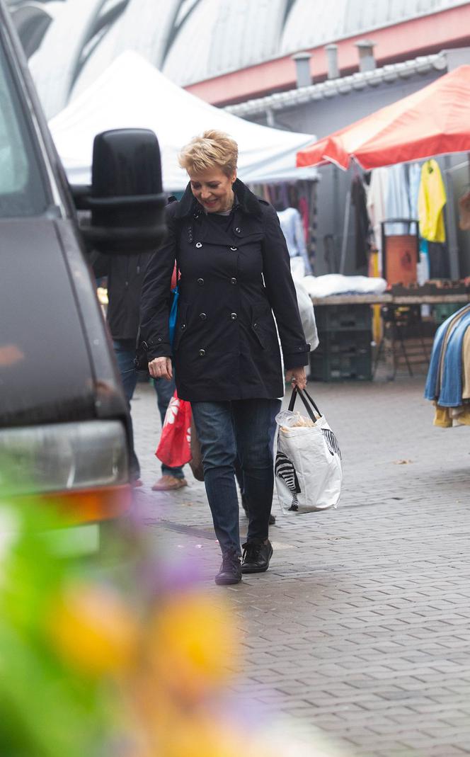 Hanna Zdanowska robi zakupy na bazarku