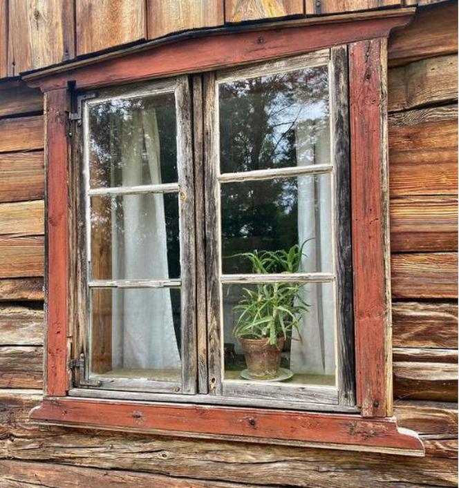Drewniany dom i okno