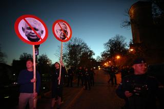 Protesty pod Wawelem. Kaczyński przyjechał na grób brata na Wawel. FOTO